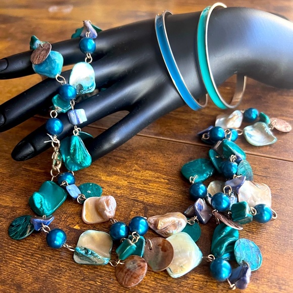Turquoise and cream colored beaded necklace with two matching metal bracelets. - Picture 1 of 4